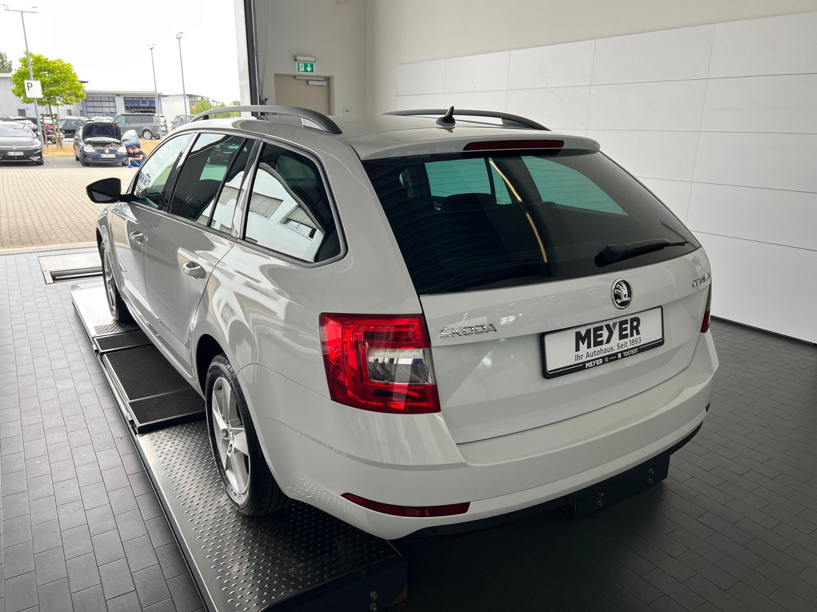 Fahrzeugabbildung SKODA Octavia III Combi Tour 2.0 TDI *AHK, Navi, 16''-