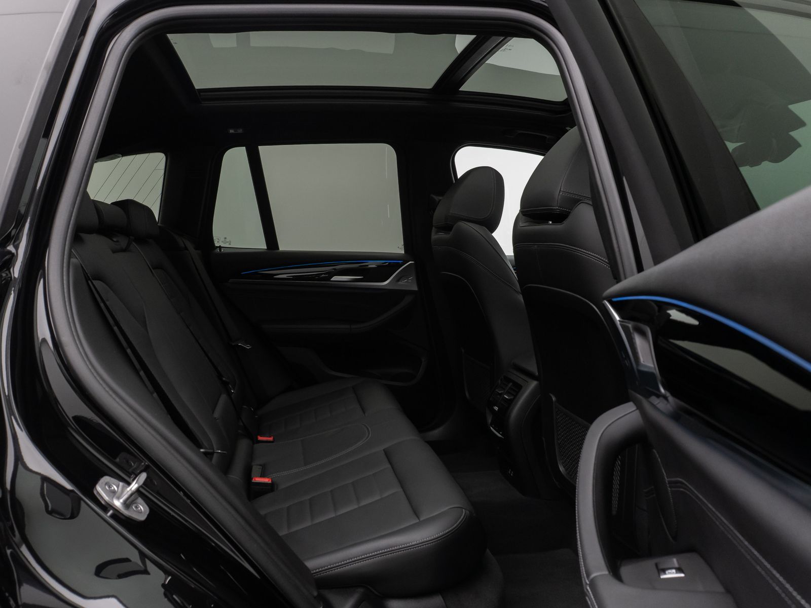 Fahrzeugabbildung BMW X3 xD30e Panorama HUD DAB HiFi Komfort Sport 20"