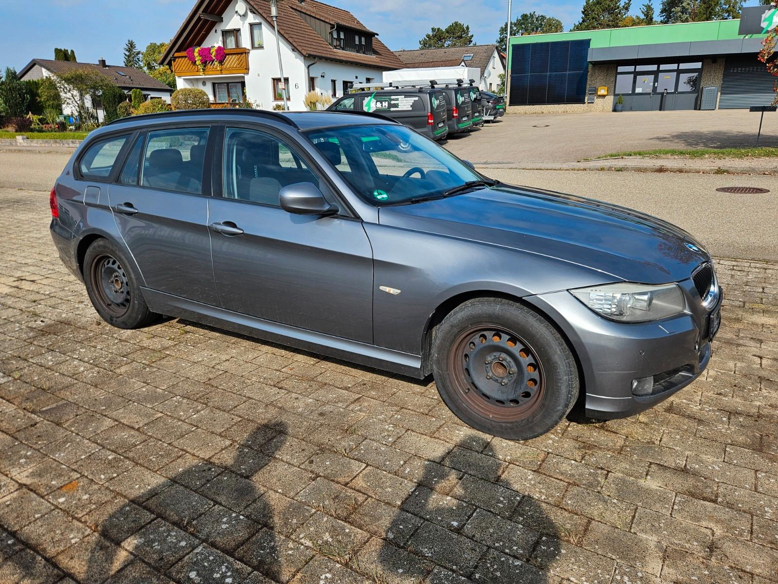 BMW 320 2011 — салон