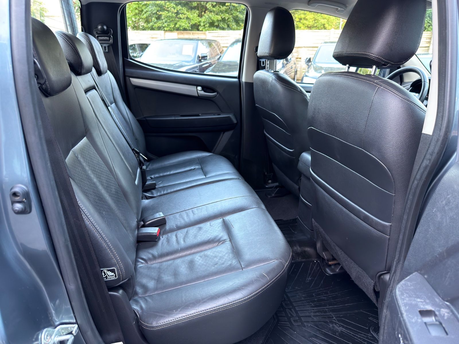 Fahrzeugabbildung Isuzu D-Max Double Cab 4WD Premium|SCHNEEPFLUG|AUTOMAT