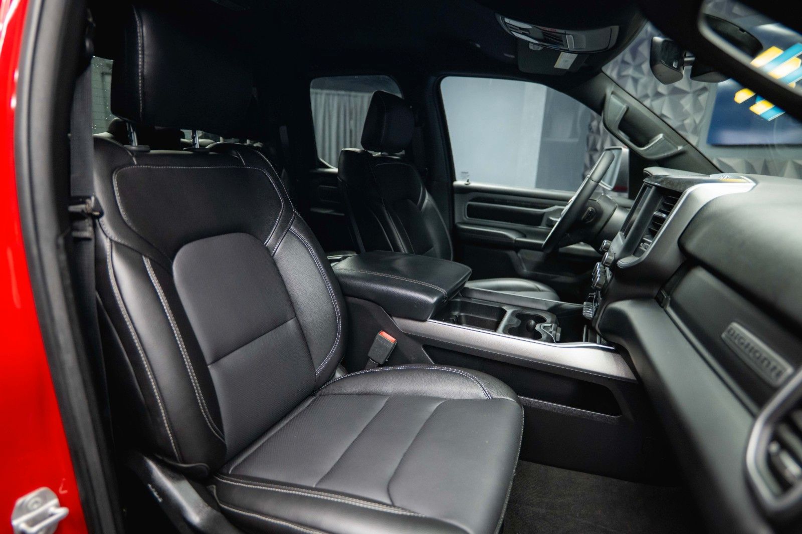 Fahrzeugabbildung Dodge RAM 5.7 V8 HEMI 4x4 OFFROAD Night-Paket *LED*19%