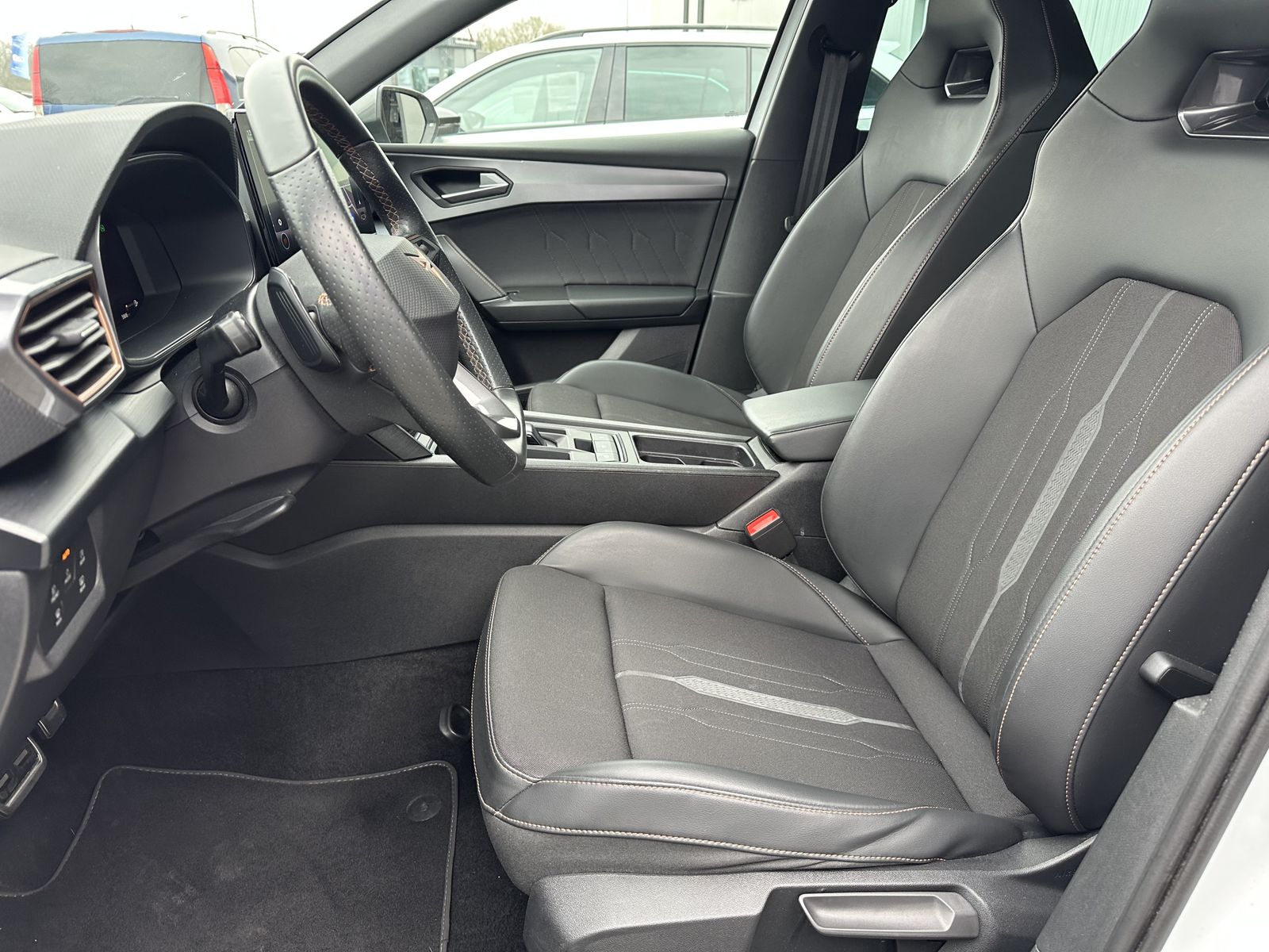 Fahrzeugabbildung CUPRA Leon SpT VZ e-Hybrid NAV+LED+AHK+KESSY+VISIONPL