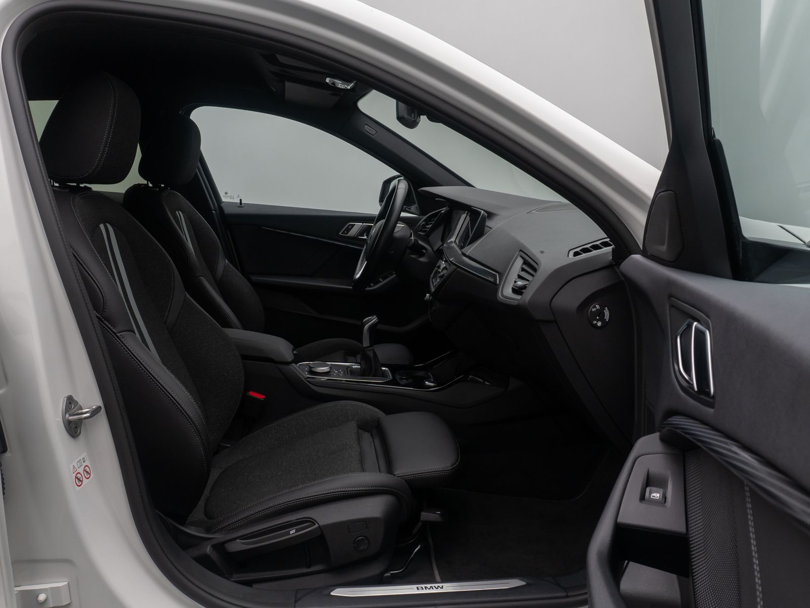 Fahrzeugabbildung BMW 118i Sport Line LED Navi DAB Tempomat