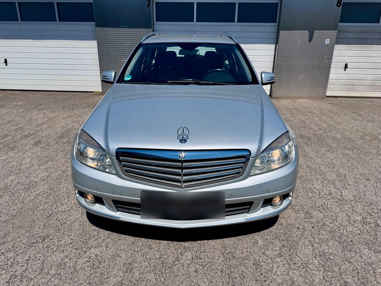 Mercedes-Benz C180 2010 — interior