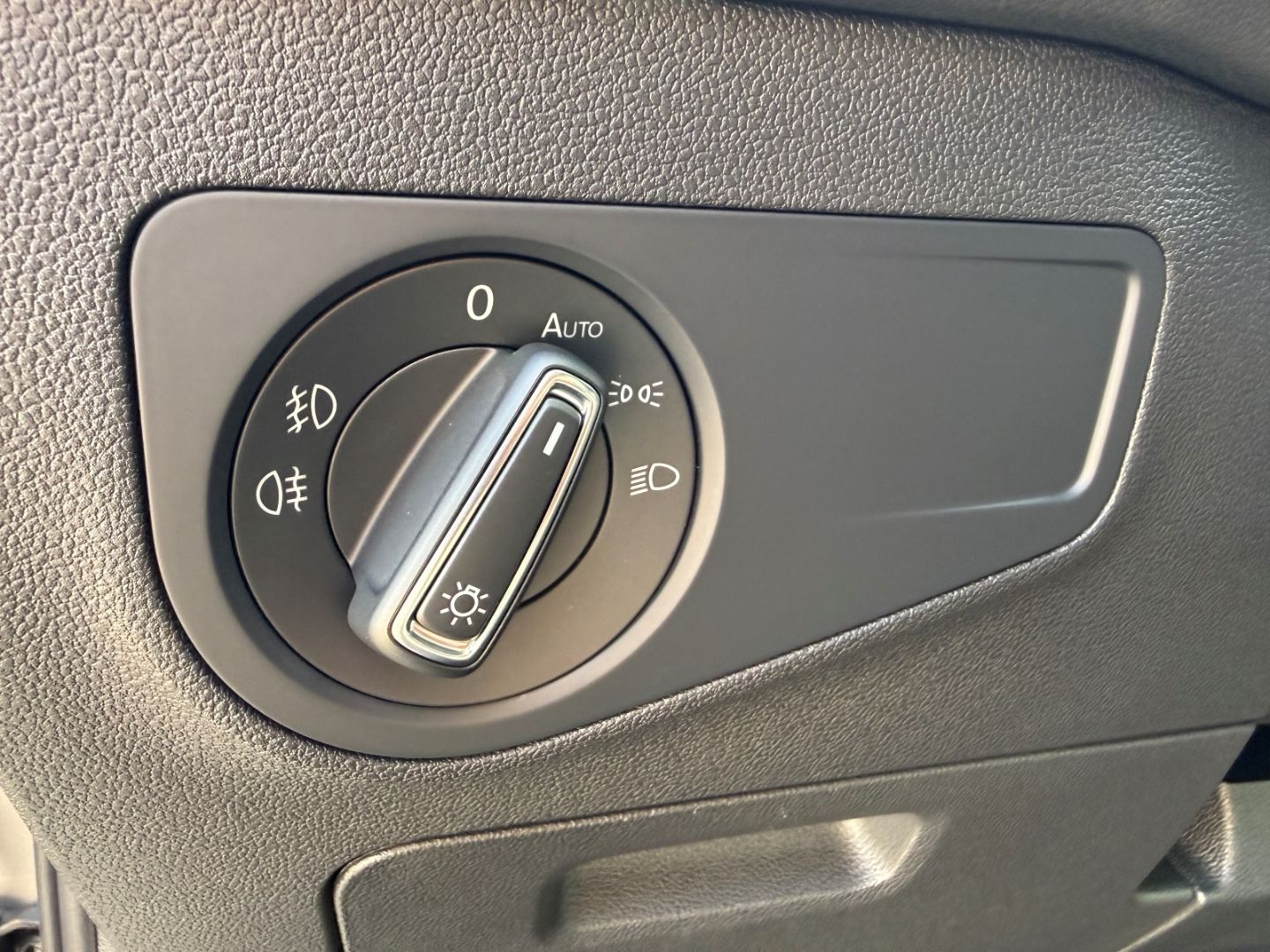 Fahrzeugabbildung Volkswagen Tiguan Comfortline ACC Navi LED PDC RFK WiPa Sic