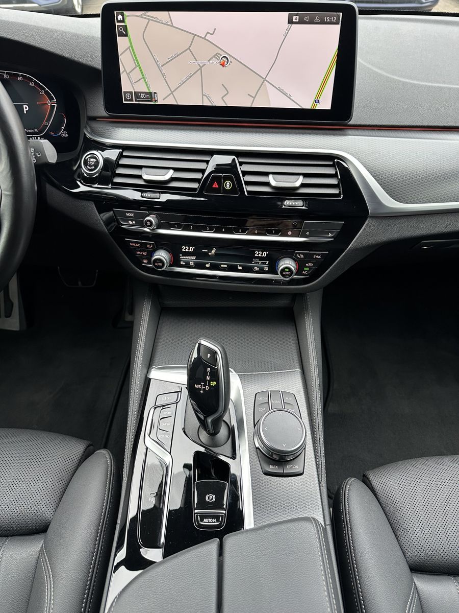 Fahrzeugabbildung BMW 520d Touring xDrive M-Sport NAV+LED+AHK+KAM+ACC
