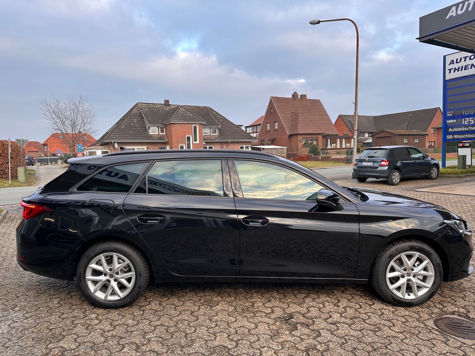 Fahrzeugabbildung SEAT Leon ST 1.5 eTSI Style DSG AHK/ACC/LED/SHZG/PDC