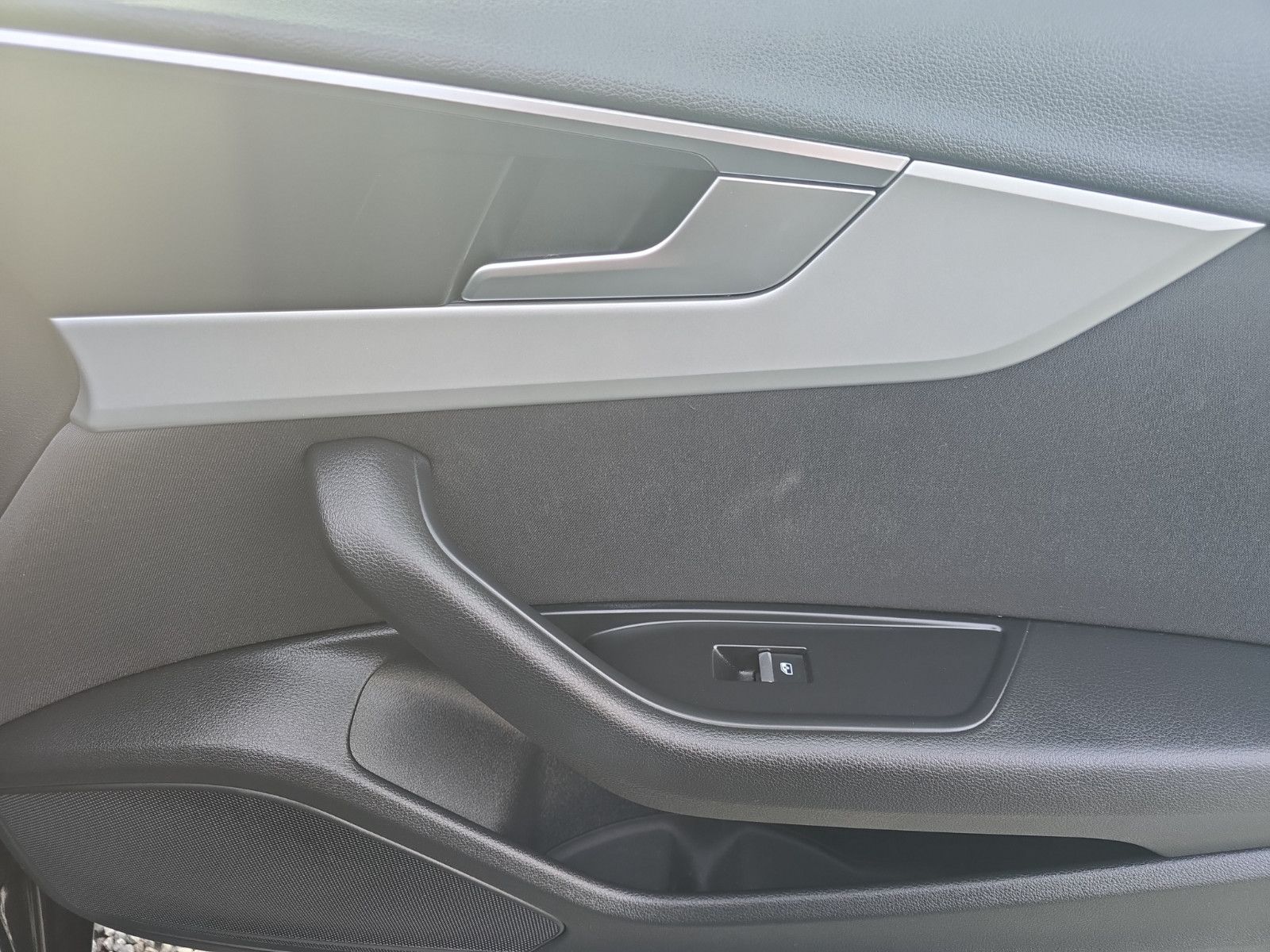 Fahrzeugabbildung Audi A4 Lim. basis/Bi-Xenon/Navi/SHZ/PDC