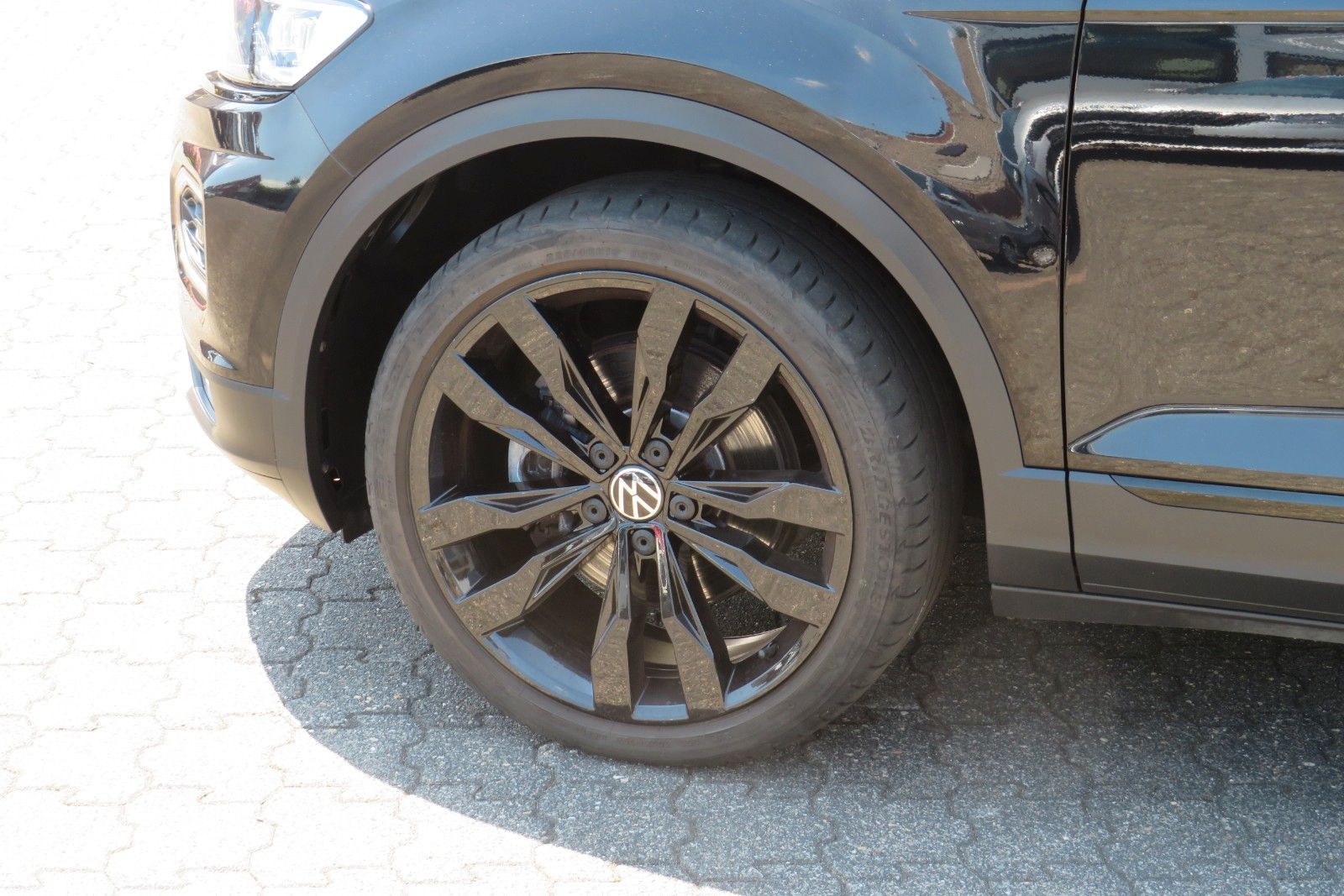 Fahrzeugabbildung Volkswagen T-Roc R-Line Sport DSG LED PDC NAVI 19`BLACK 1.H