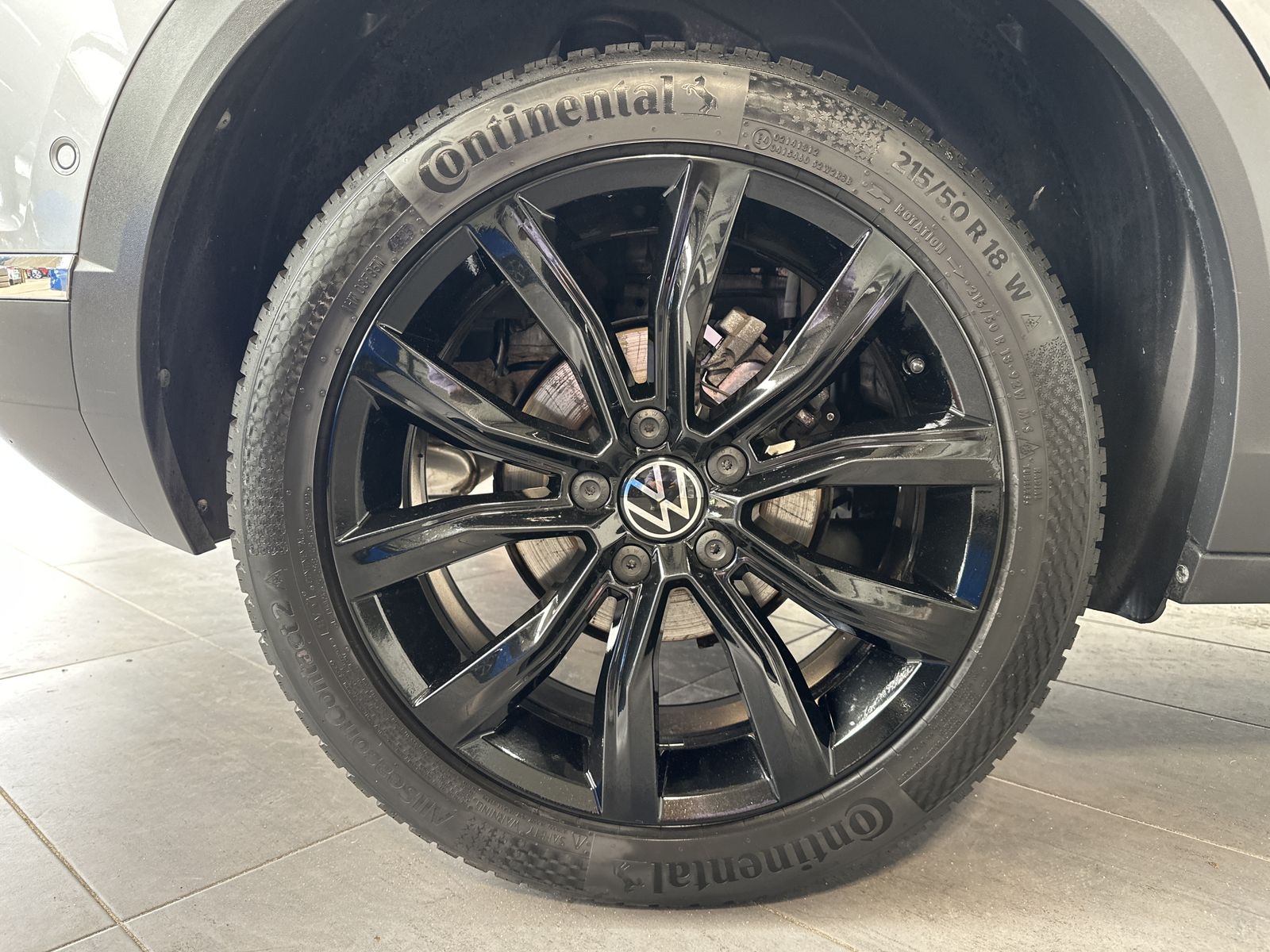 Fahrzeugabbildung Volkswagen T-Roc Sport 1.5 TSI DSG NAV+LED+PANO+18ZO+BEATS