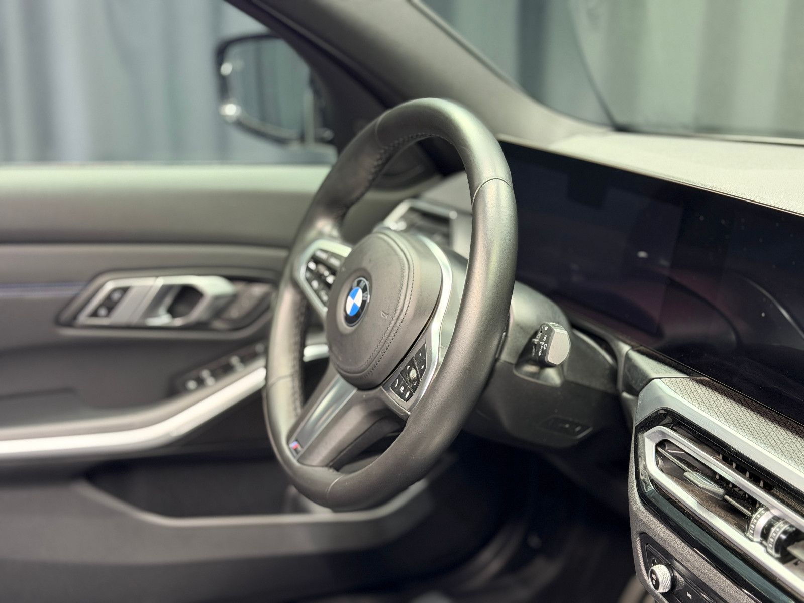Fahrzeugabbildung BMW 320i Touring M Sport|HIFI|RF-CAM|ACC