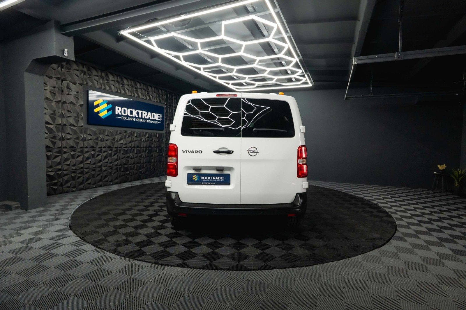 Fahrzeugabbildung Opel Vivaro Kombi S | 9 Sitze | Klima | DAB | TÜV NEU