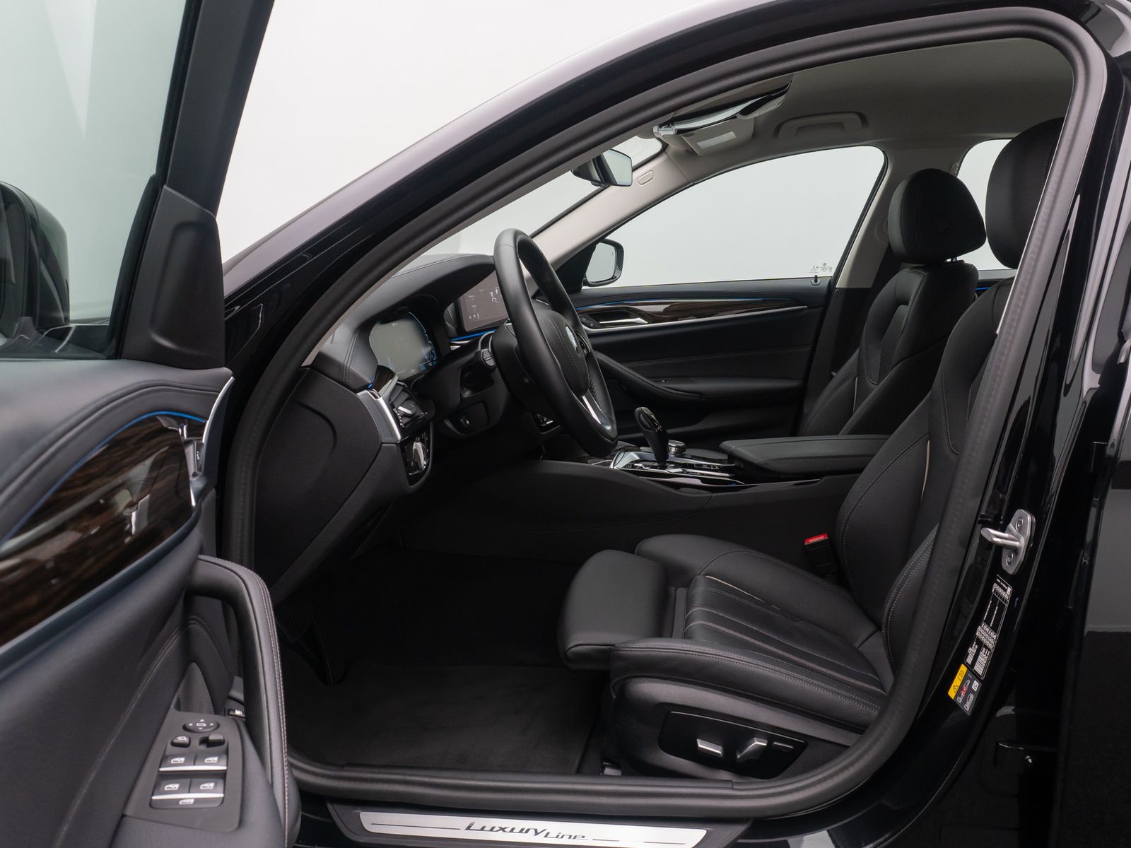 Fahrzeugabbildung BMW 530e Luxury Line ACC Laser 360° HUD DAB Sport