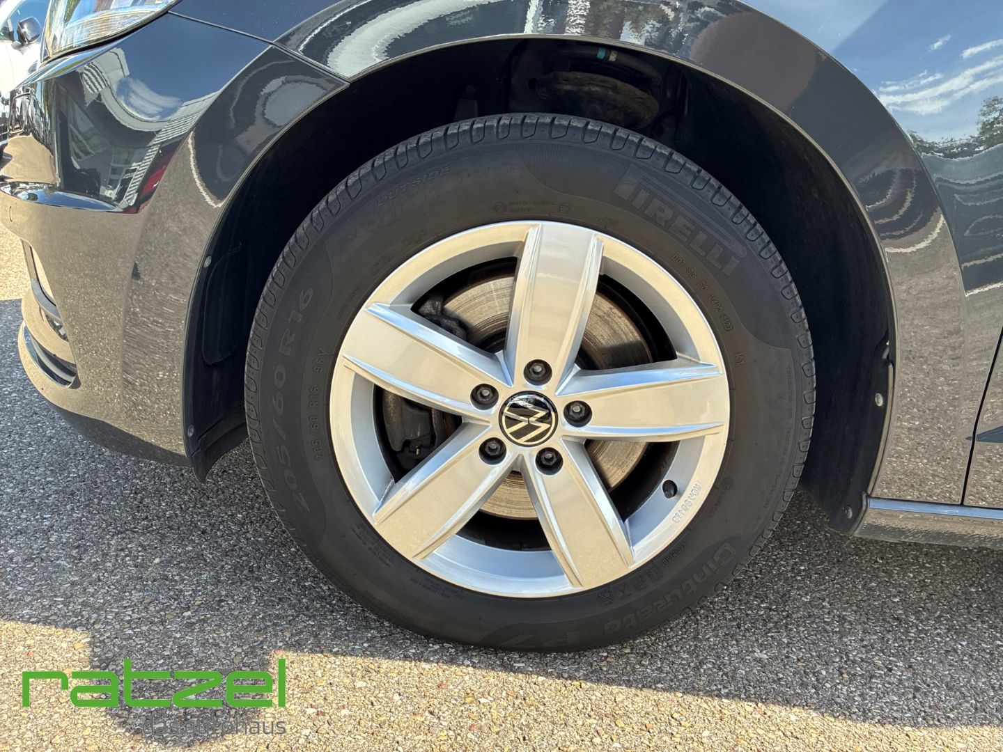 Fahrzeugabbildung Volkswagen Touran Comfortline 1.5 TSI DSG 7-Sitzer AHK ACC