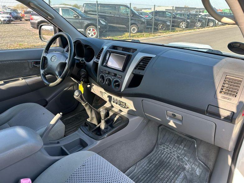 TOYOTA HILUX 4WD 2.5 DIESEL - 120 CV- GPS - BVM - ATTELAGE FIXE