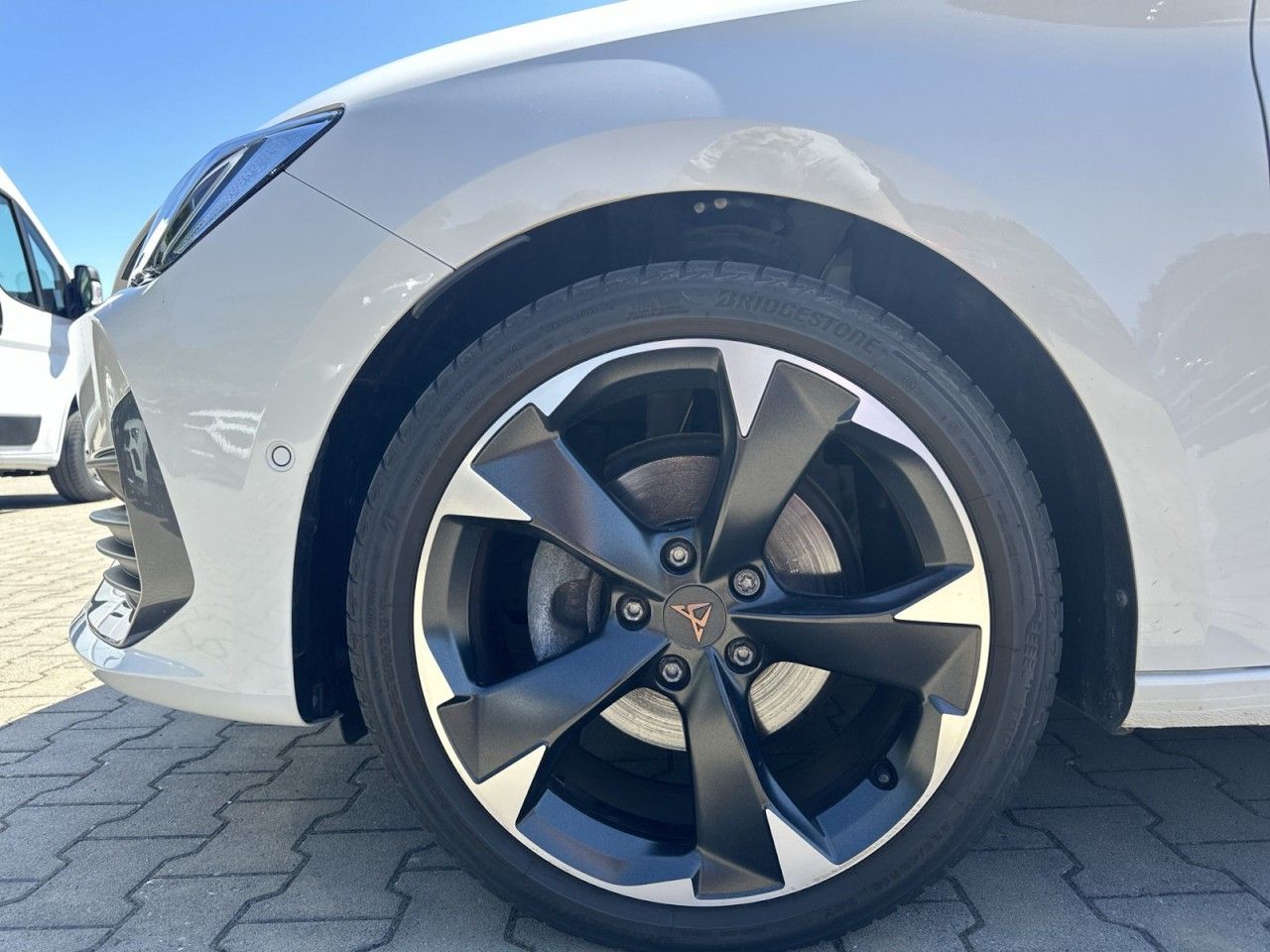 Fahrzeugabbildung CUPRA Leon Sportstourer 1.5 eTSI 150 PS DSG - mit KI generiert/bearbeitet