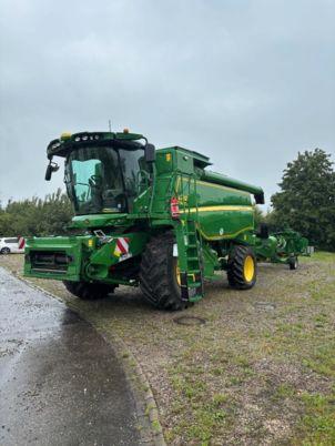 John Deere T560 