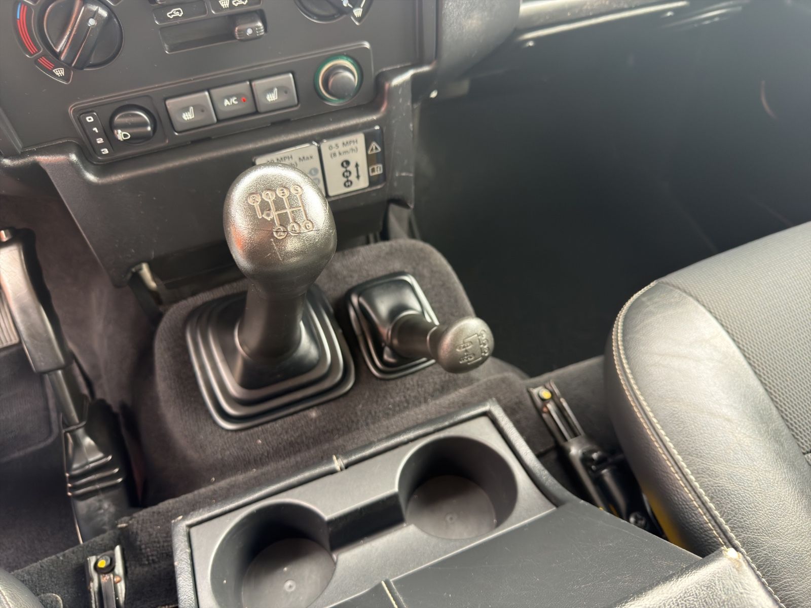 Fahrzeugabbildung Land Rover Defender 90 SE Station Wagon Seilwinde Klima