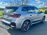BMW iX1 xDrive30 - - graue BMW iX1