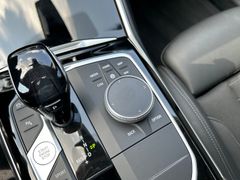 Fahrzeugabbildung BMW 320d SportLine Autom. LED AHK Navi HUD Pano 17"