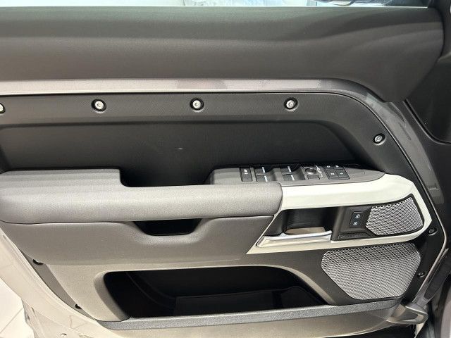 LAND-ROVER Defender 2023