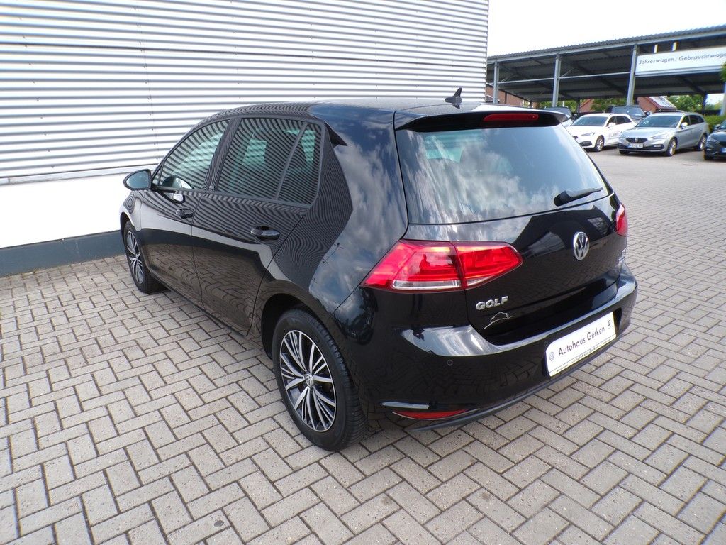 Fahrzeugabbildung Volkswagen Golf VII 1.2 TSI Allstar *Navi*SHZ*PDC vorne+hin
