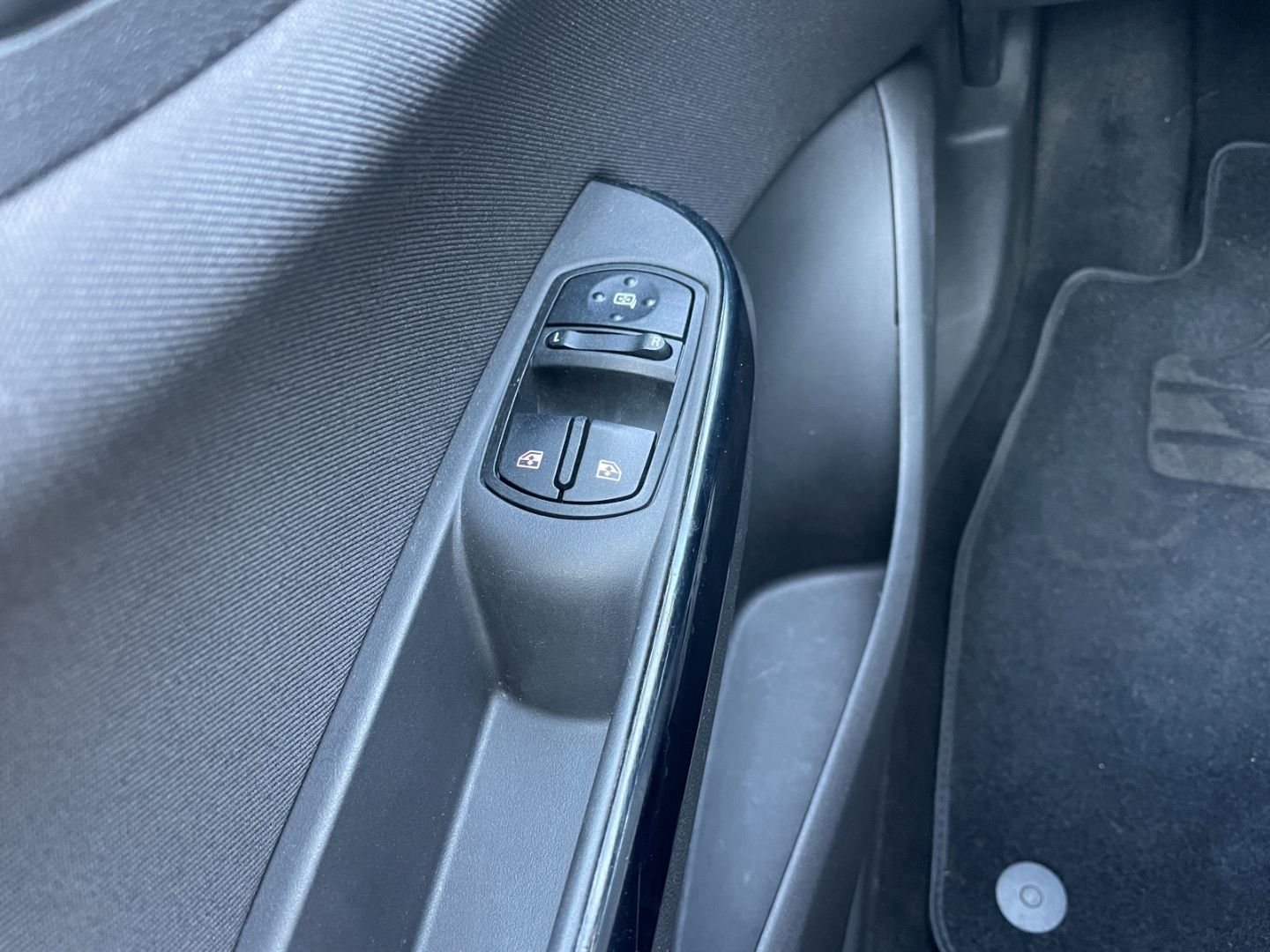 Fahrzeugabbildung Opel Corsa-e Klima Bluetooth Tempomat Lichtsensor