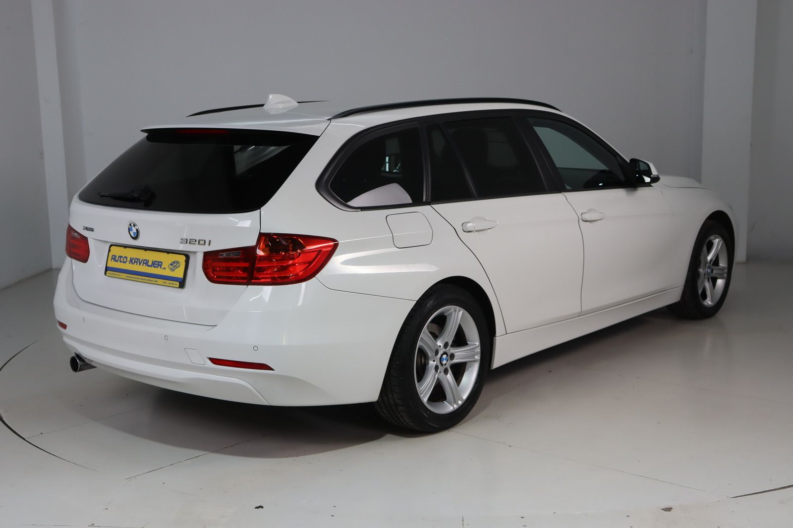 Fahrzeugabbildung BMW 320 i Touring xDrive * Bi- Xenon * Navi