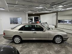 Fahrzeugabbildung Mercedes-Benz E 230 Elegance / Automatik Schiebedach Tempomat