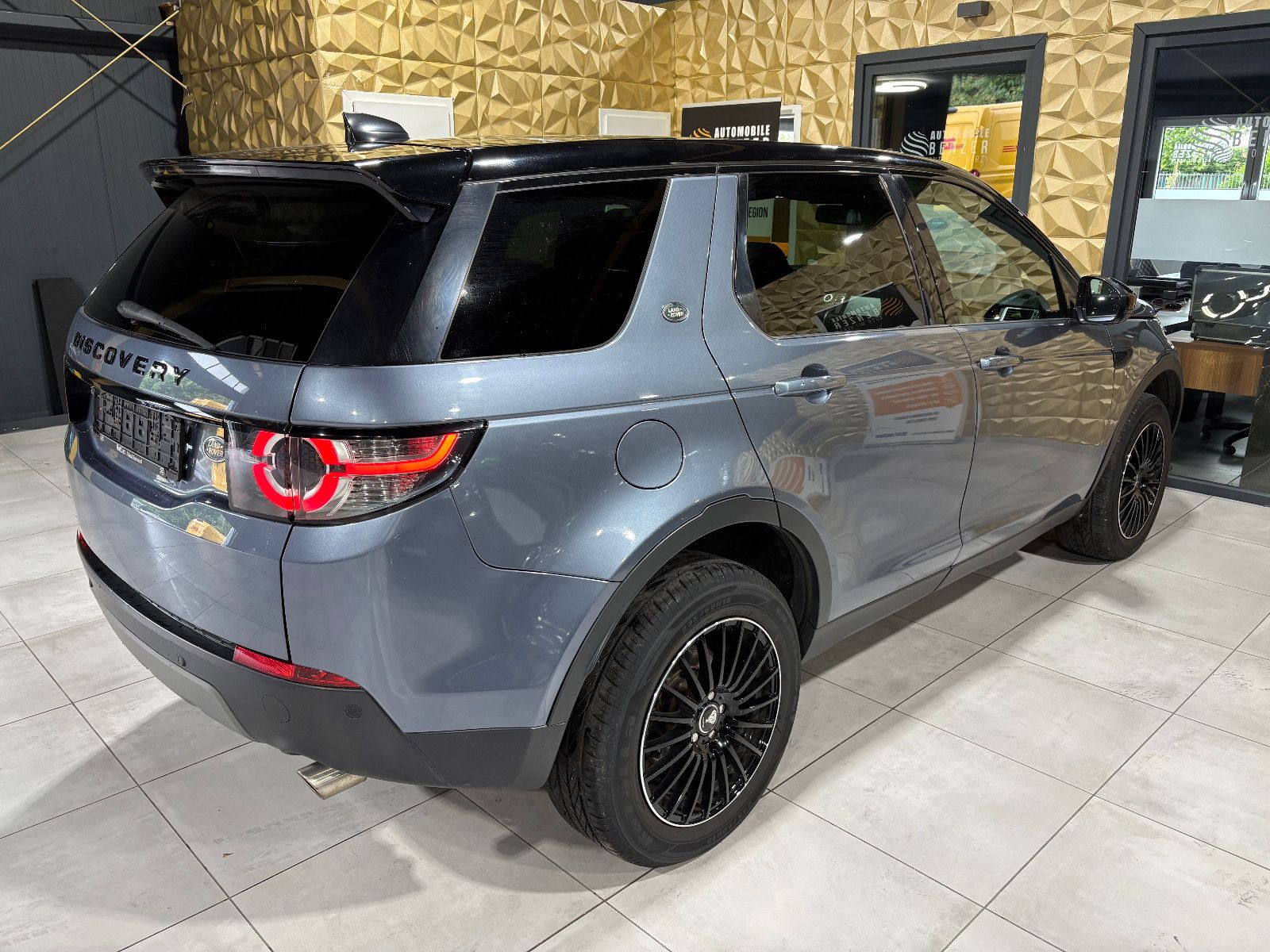 Fahrzeugabbildung Land Rover Discovery Sport SE AWD/PANO/ACC/NAVI/KAMERA/SHZ