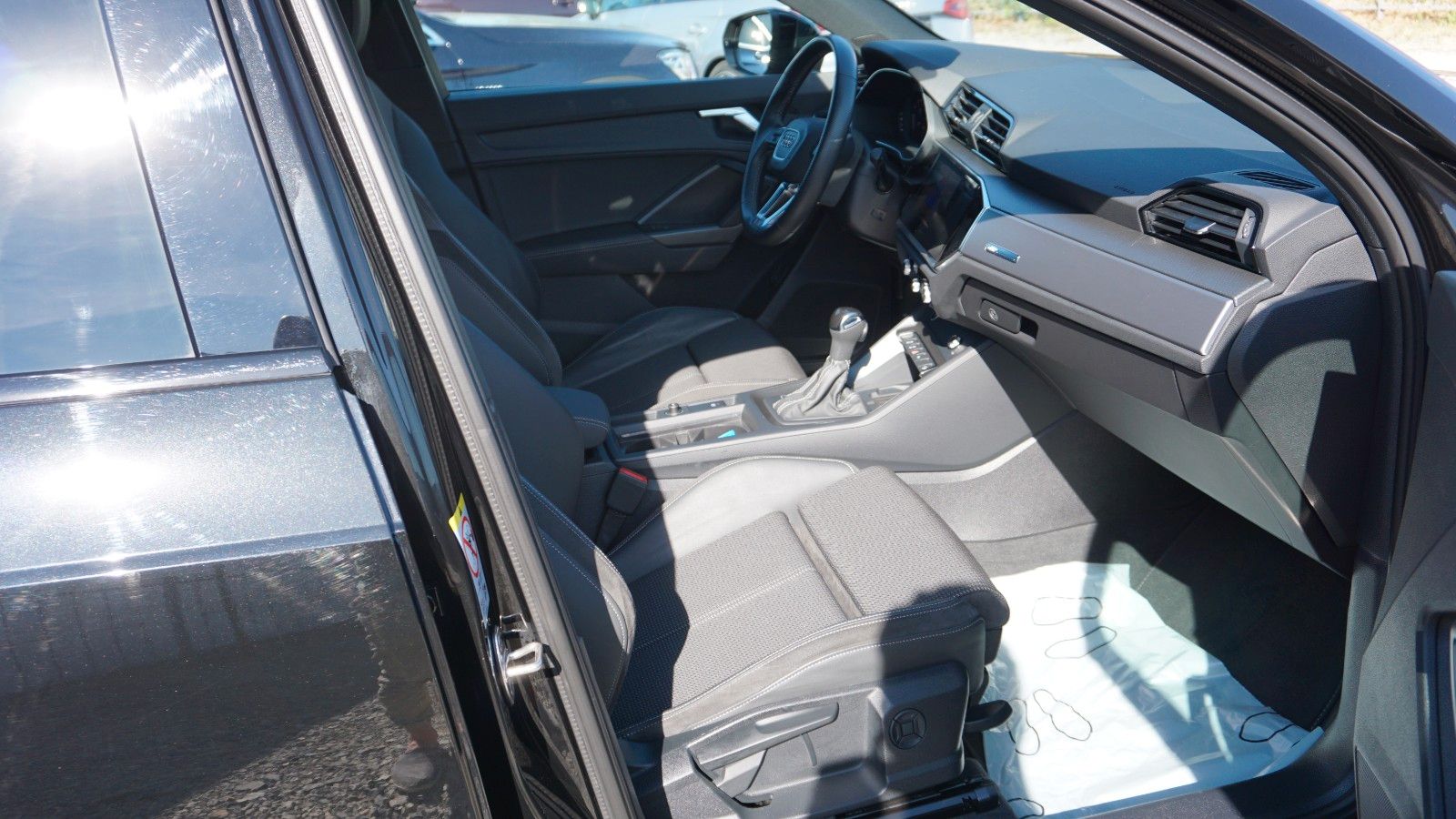 Fahrzeugabbildung Audi Q3 35 TFSI S Line Black Paket,LED,Navi,ACC,AHK