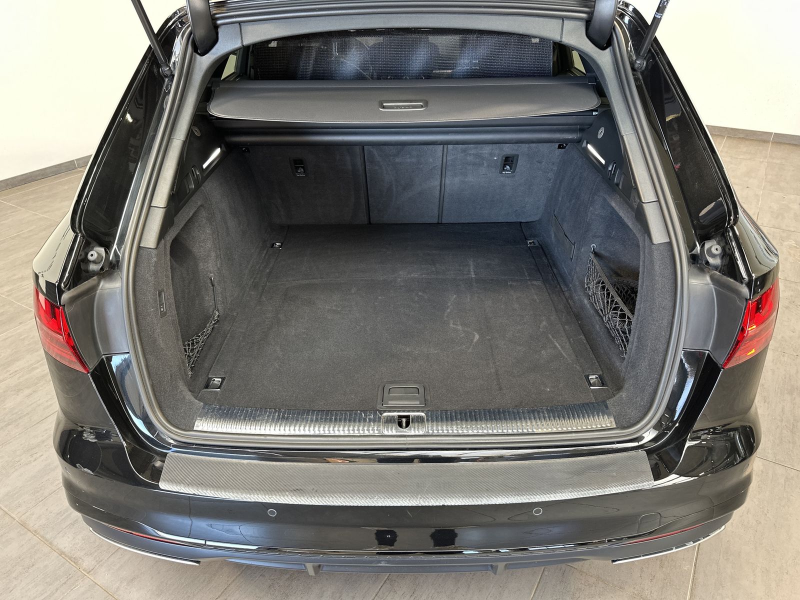 Fahrzeugabbildung Audi A4 Avant 40 TFSI Qu S-Line Black NAV+LED+AHK+360