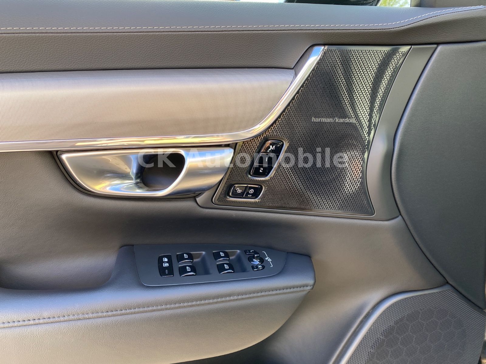 Fahrzeugabbildung Volvo V90 B5 Ultimate Dark AWD/BLIS/Pano/Head-Up/AHK