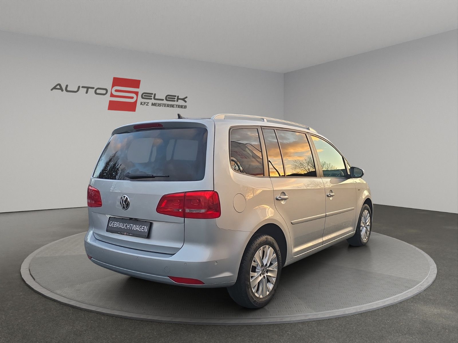 Fahrzeugabbildung Volkswagen Touran Life/DSG/Rückfahrkamera/Automatik/AHK