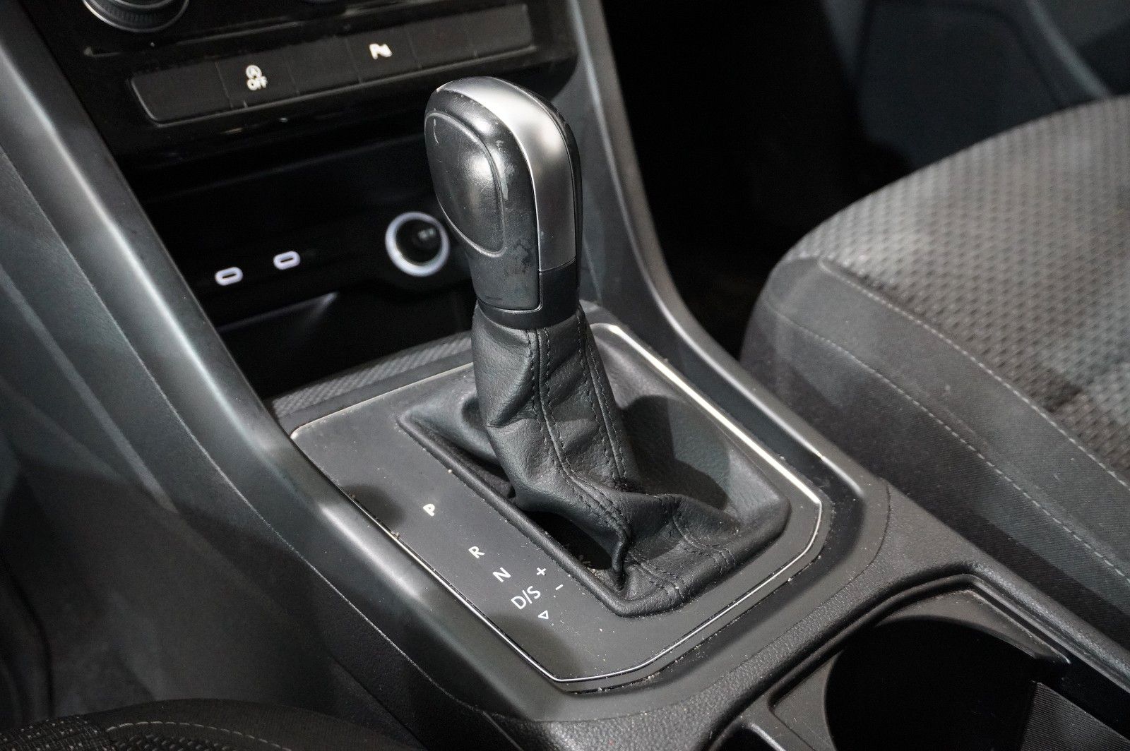Fahrzeugabbildung Volkswagen Touran 1.5 TSI COMFORTL. DSG 7-SITZE NAVI/SH/DAB