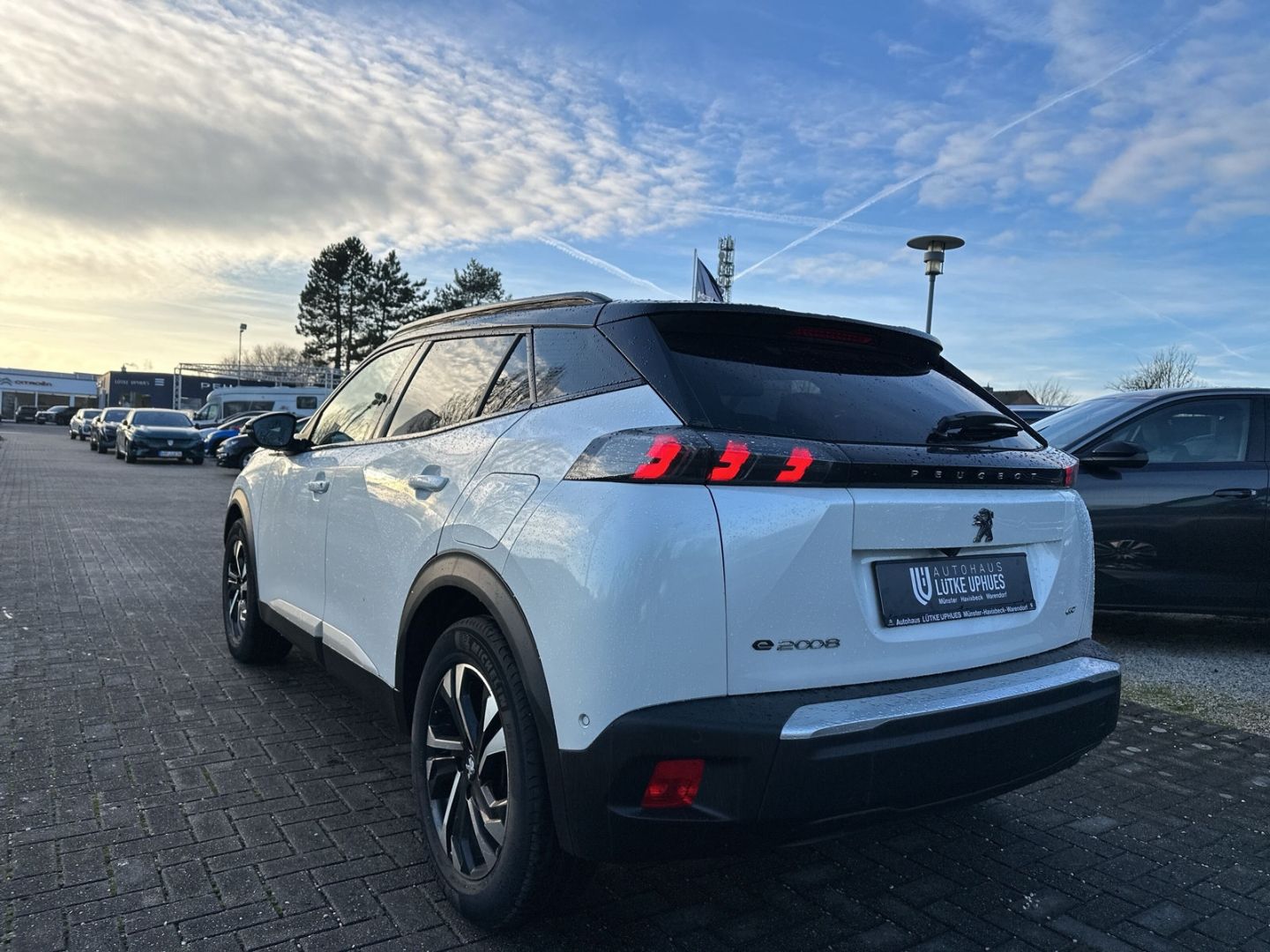 Fahrzeugabbildung Peugeot 2008 GT Elektro 136 Sportpaket El. Panodach Navi