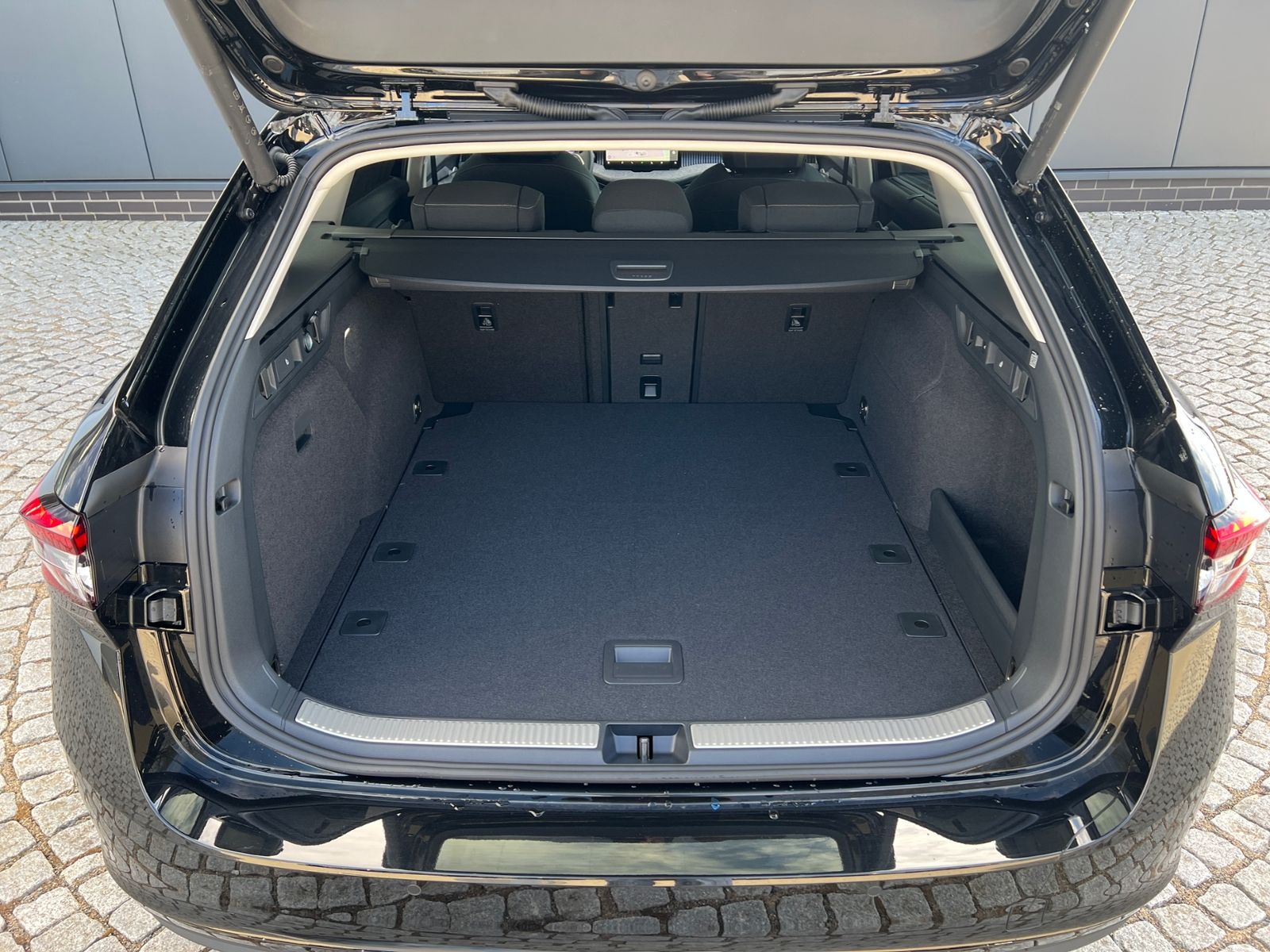 Fahrzeugabbildung SKODA Superb Combi Selection 2.0 TDI DSG *AHK, Navi, 1