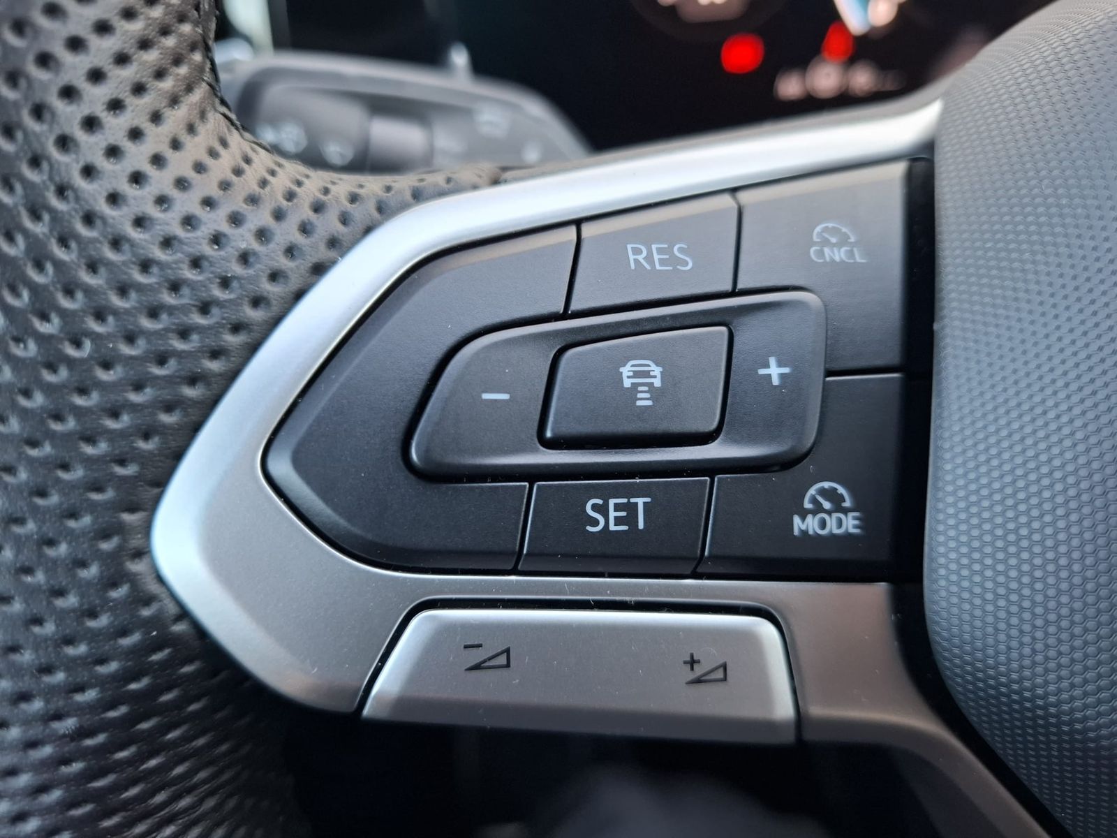 Fahrzeugabbildung Volkswagen Tiguan 2.0 TDI 4M R-Line BLACK*PAN*HK*AHK*MATRIX