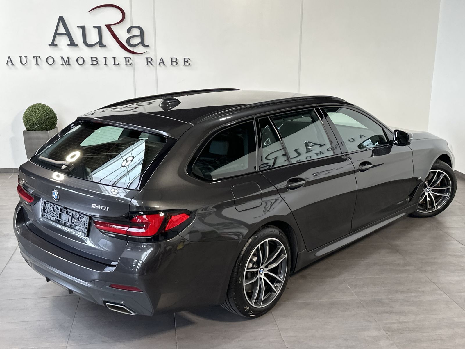 Fahrzeugabbildung BMW 540i Touring xDrive M-Sport NAV+LED+HEAD-UP+KAM