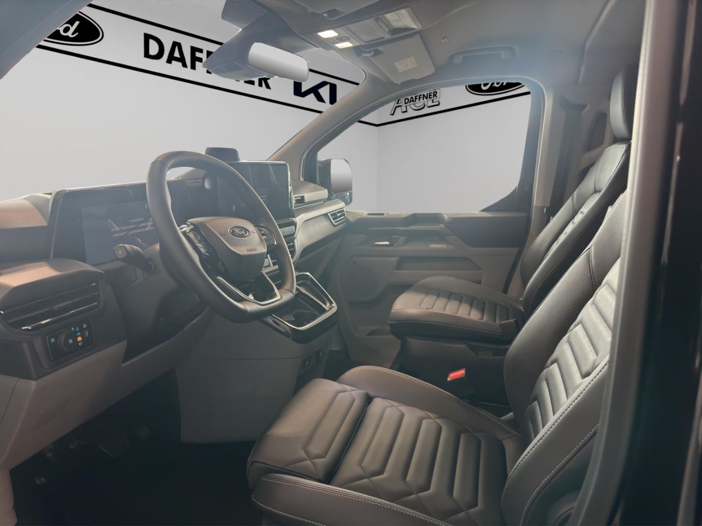 Fahrzeugabbildung Ford Tourneo Custom Bus Plug-in Hybrid 340 L1 Titaniu