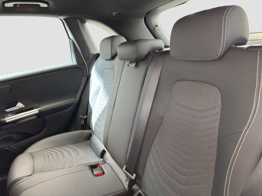 Fahrzeugabbildung Mercedes-Benz B 200 Pano*SD*KeyLess*LED*PDC*ParkAss*SpurH*ACC