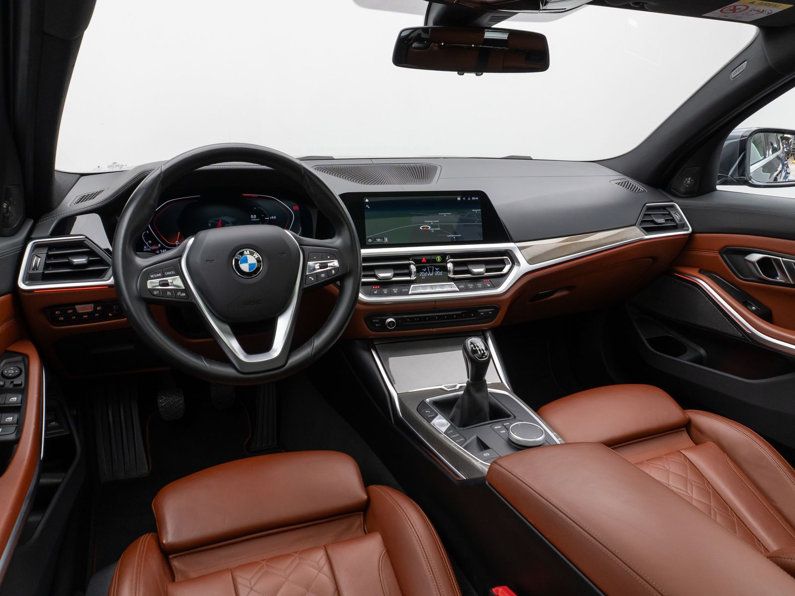 Fahrzeugabbildung BMW 320d Sport Line Panorama Kamera HUD DAB H/K AHK