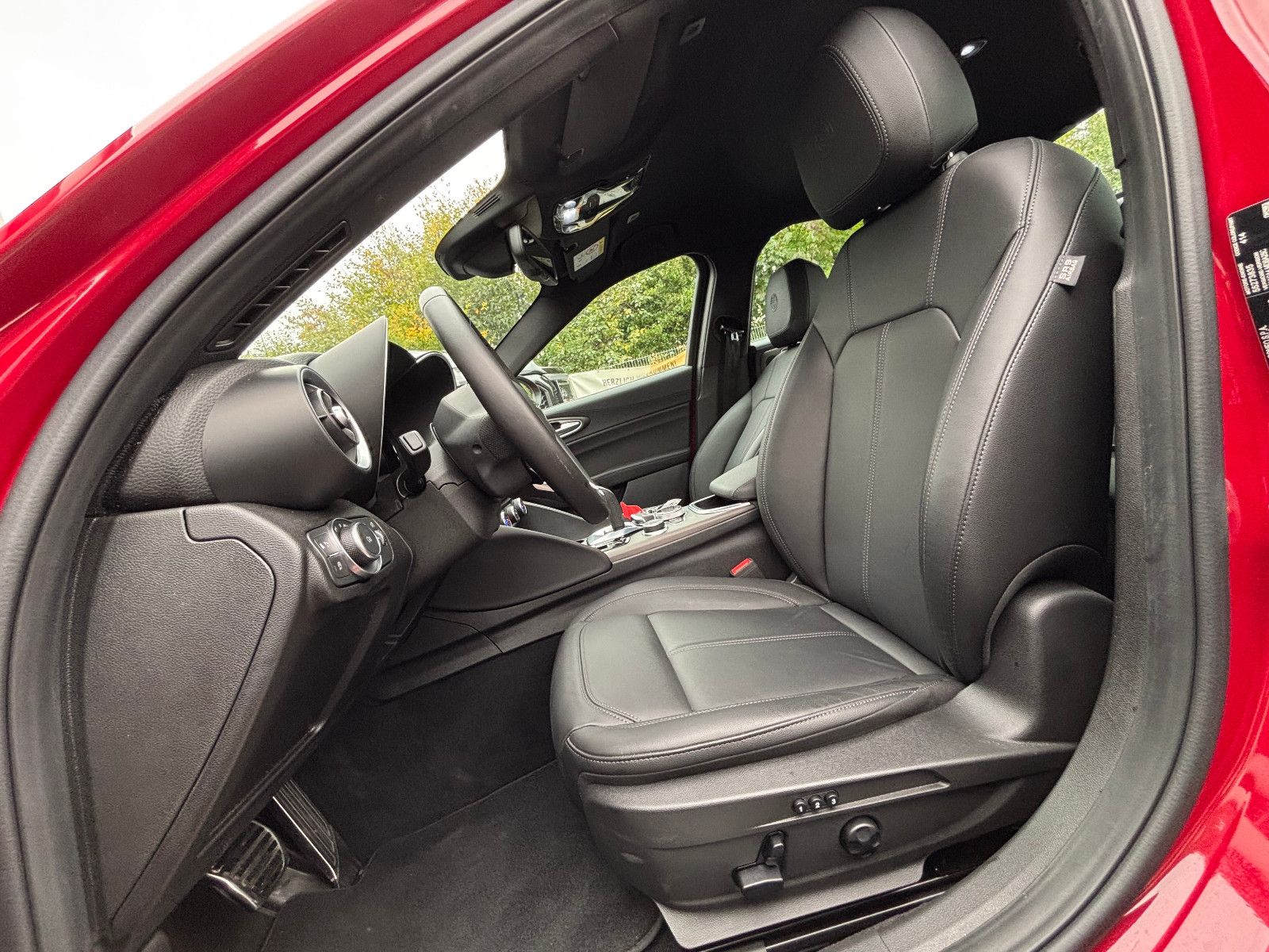 Fahrzeugabbildung Alfa Romeo Giulia Ti Q4/MEMORY/ACC/NAVI/KAMERA/SHZ