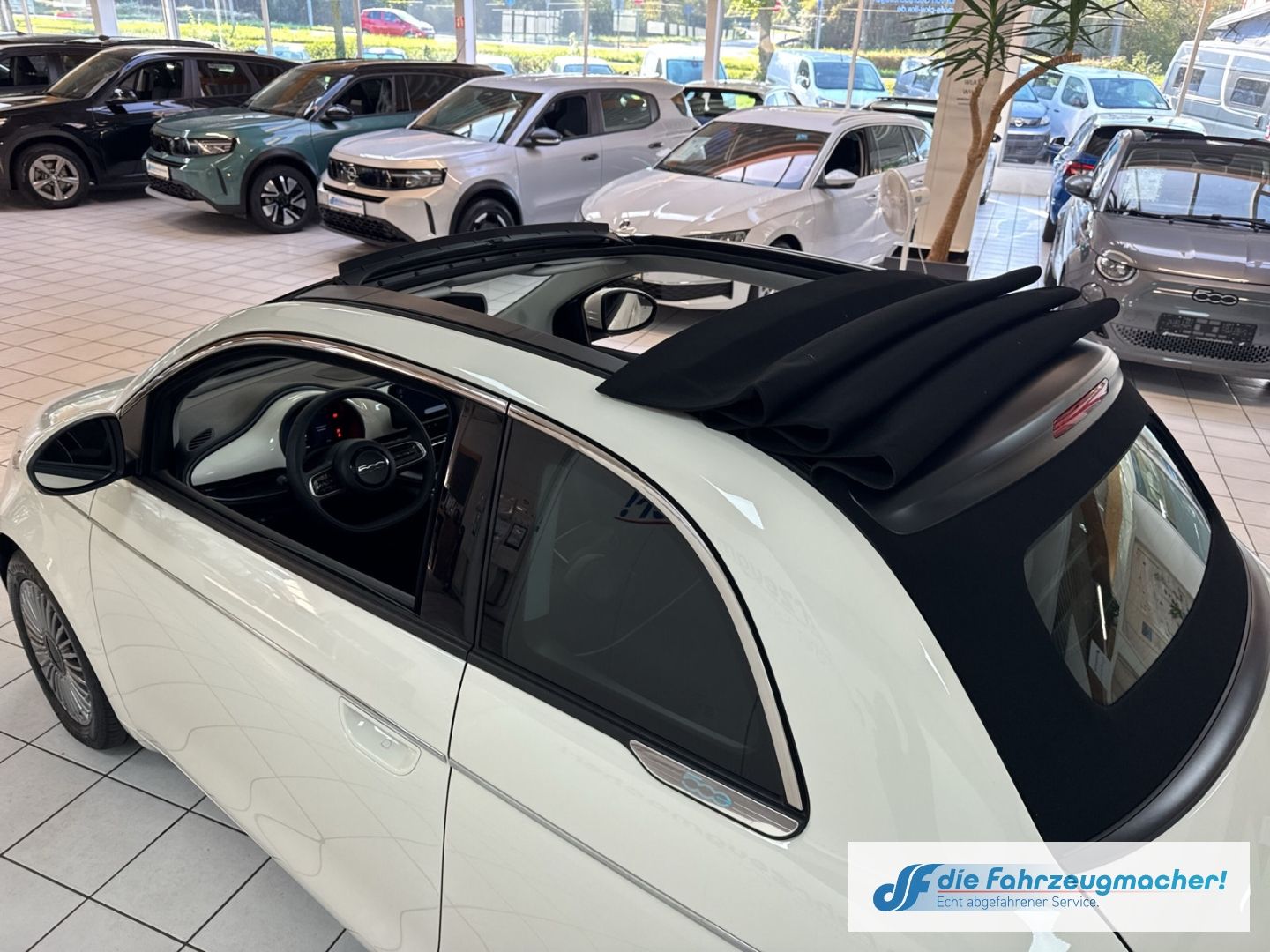 Fahrzeugabbildung Fiat 500 e Apple CarPlay Android Auto Klimaautom Fah