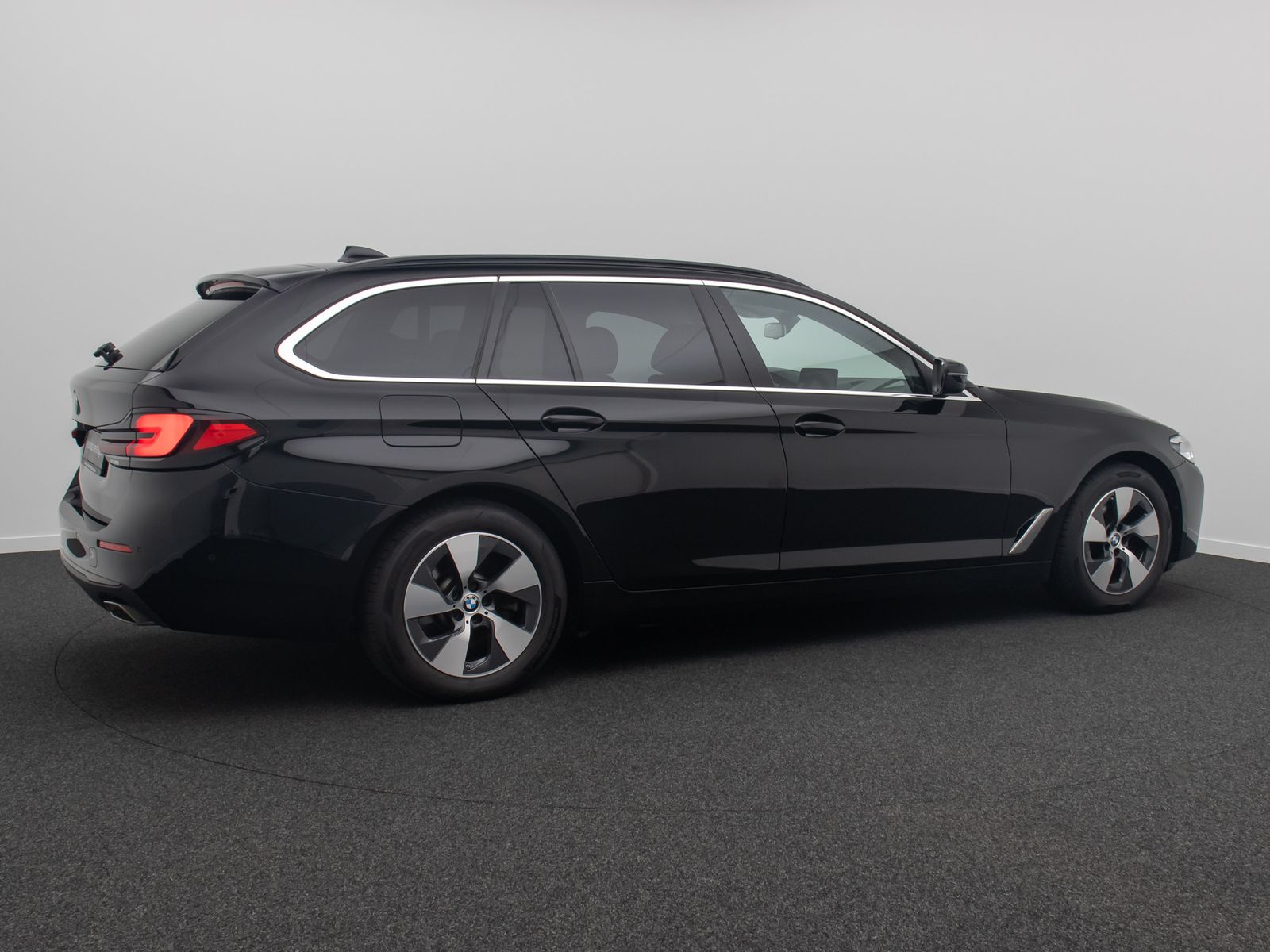 Fahrzeugabbildung BMW 520d ACC Alarm AHK Memory HUD DAB H/K Panorama