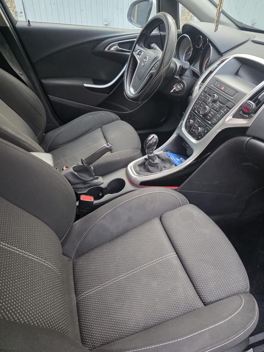 Opel Astra 2013 — photo 15