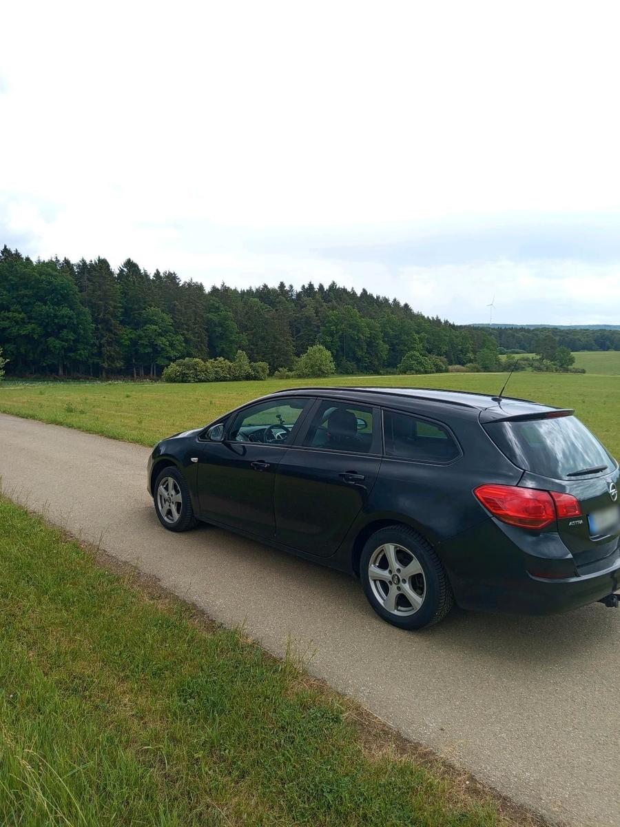 Opel Astra 2012 — photo 7