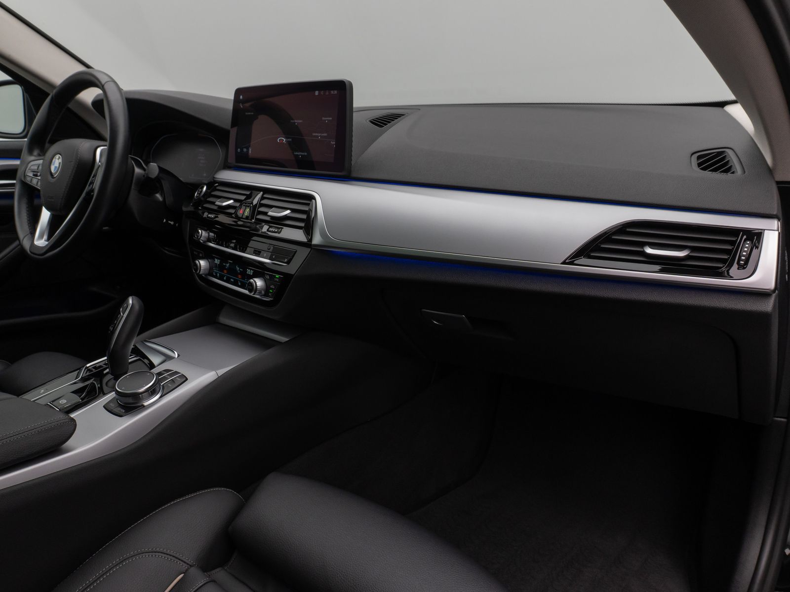 Fahrzeugabbildung BMW 530d Panorama Kamera DAB HiFi DrivAssist Komfort