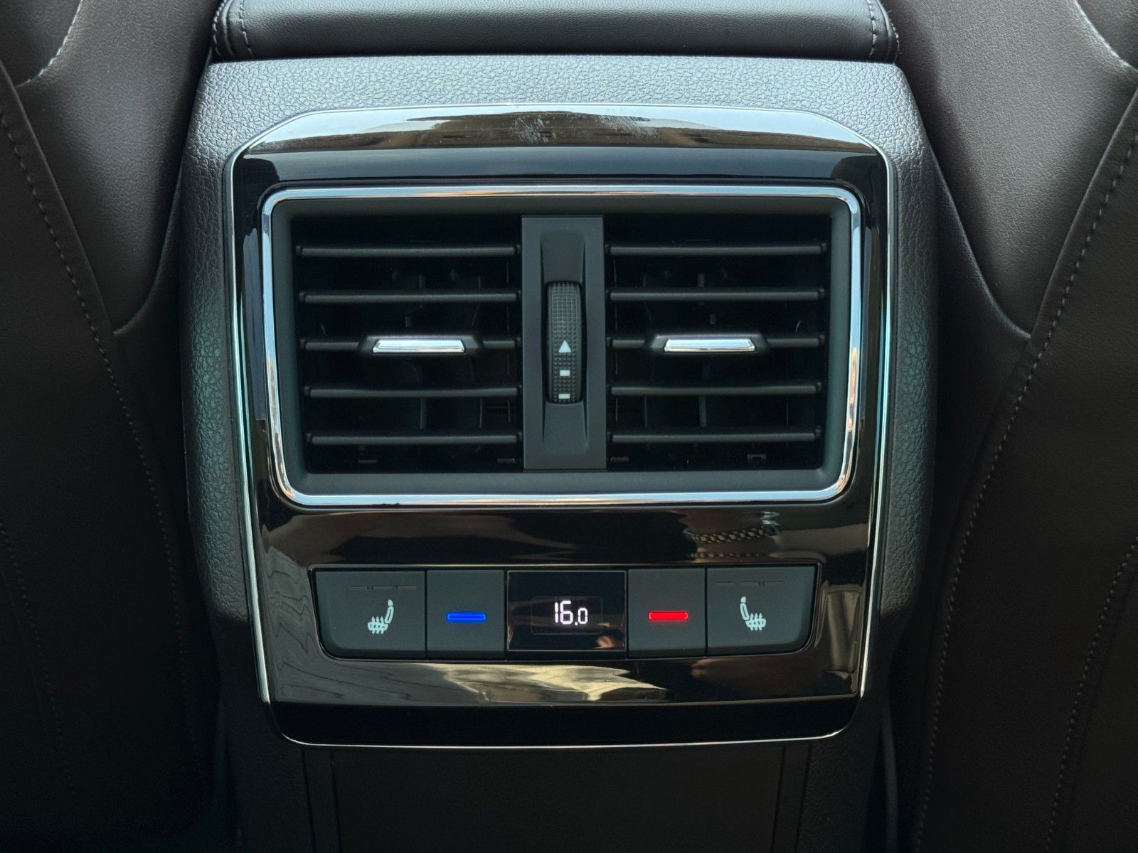 Fahrzeugabbildung SKODA Superb 2.0 TSI L&K Canton Pano Mem. ACC AHK LED