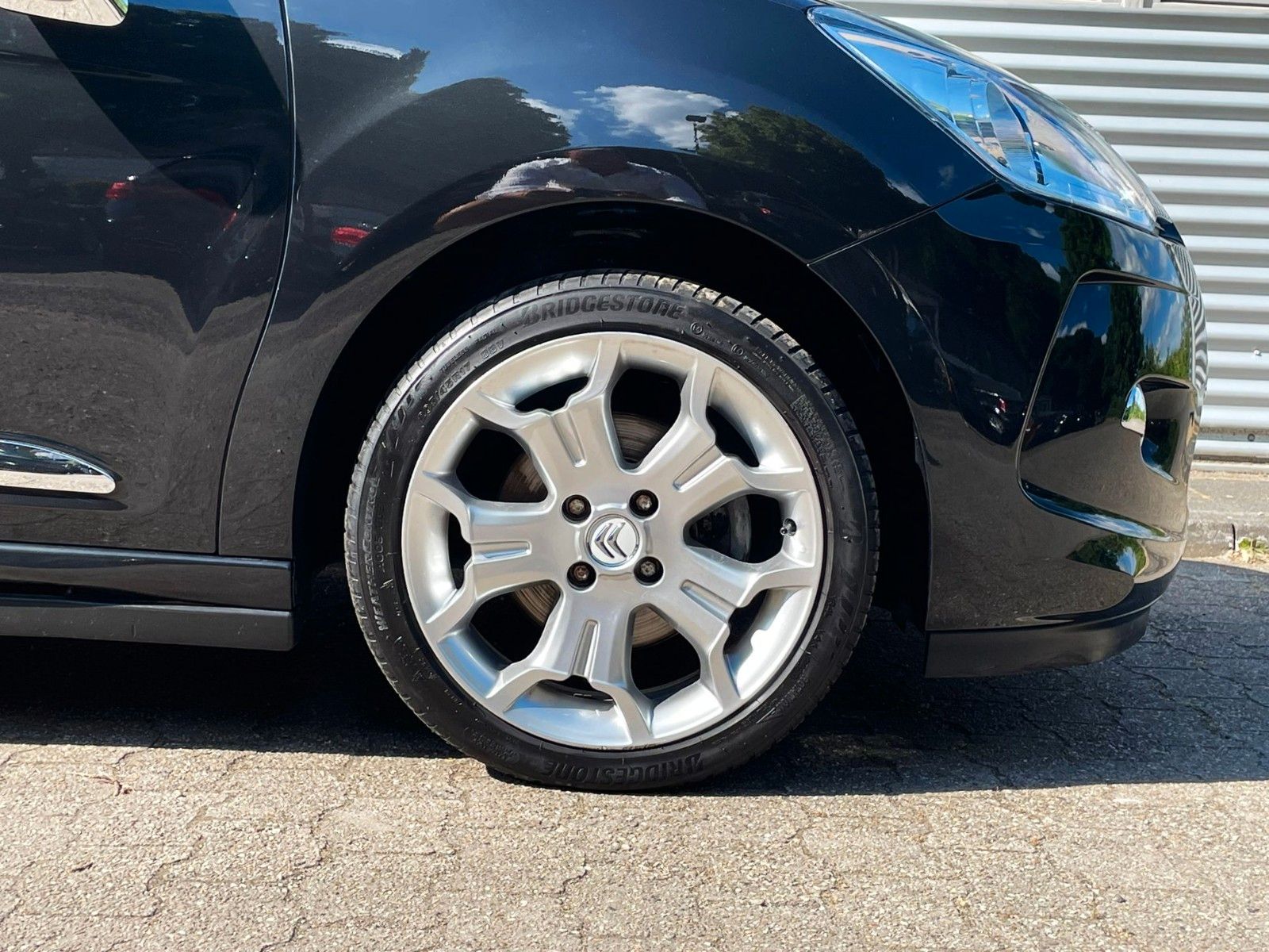 Fahrzeugabbildung Citroën DS3 SportChic 155 THP KIMAAUTOMATIK GANZJ REIFEN
